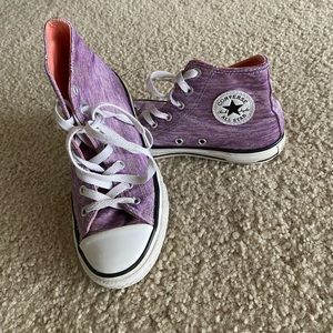 Converse size 5 women’s/ 3 men’s